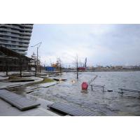 9144_0937 Die Marco Polo Terrassen in der Hafencity stehen unter Wasser. | Hochwasser in Hamburg - Sturmflut.